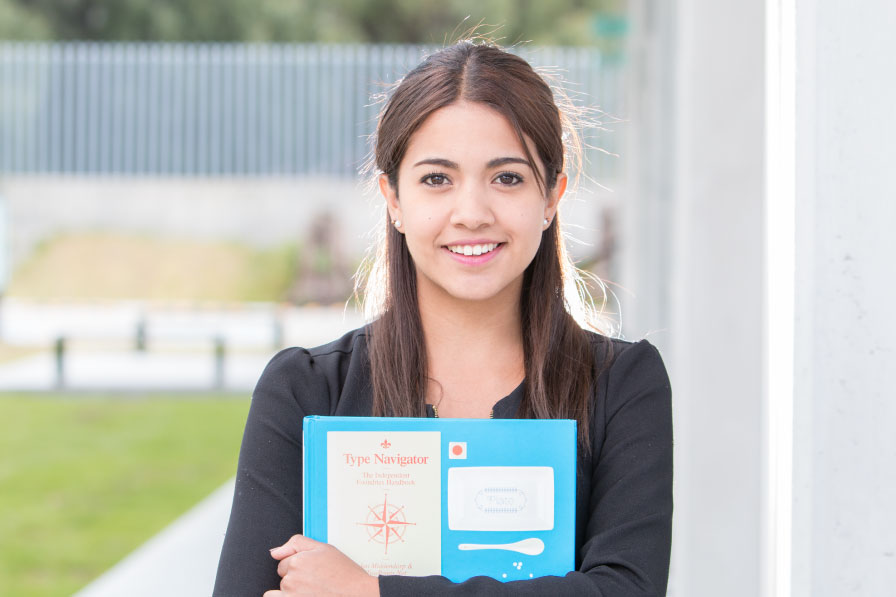 Alumna saliendo de clase de la licenciatura en administración en el Centro Cultural Europeo