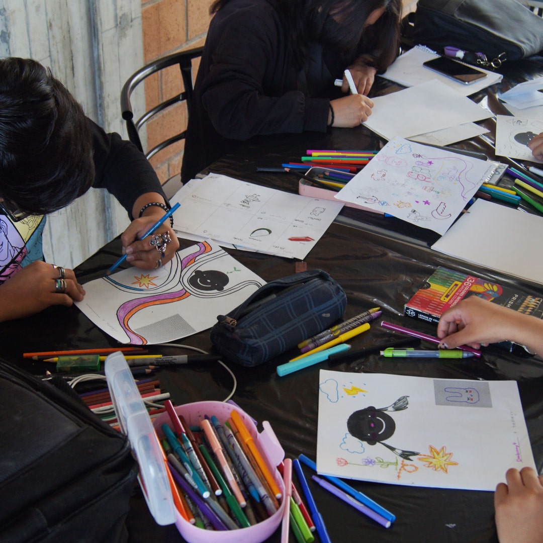 Alumnos de la licenciatura en diseño gráfico en su taller de dibujo 