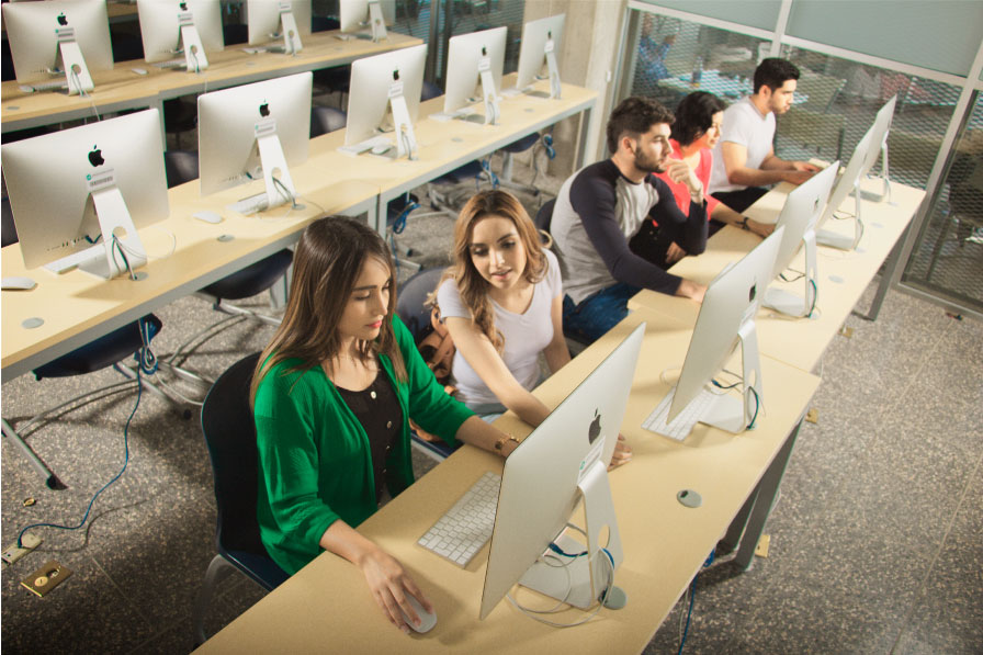 Estudiantes de la maestría en ciencias de la educación recibiendo clases virtuales