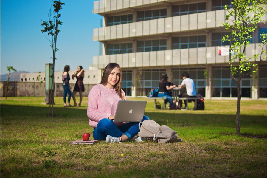 Alumna de la maestría en ciencias de la educación recibiendo clases virtuales